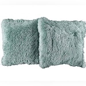 Celebrity home pair of decorative pillows in emerald green.